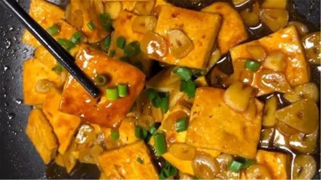 这是家常版煎豆腐最好吃的做法，料汁鲜浓，香葱煎豆腐，软嫩可口不油腻！