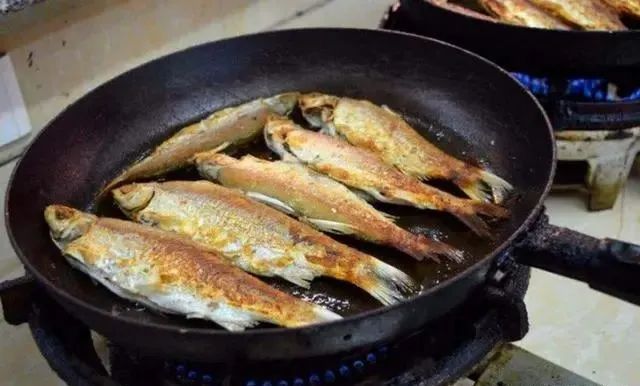 煎鱼时热油下锅直接煎，容易糊还破皮！学会这5招，煎好的鱼完整又鲜嫩！