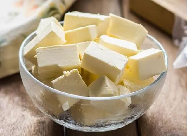 怎么用纯牛奶做奶酪？教你在家自己做奶酪，细腻丝滑，奶味浓郁！