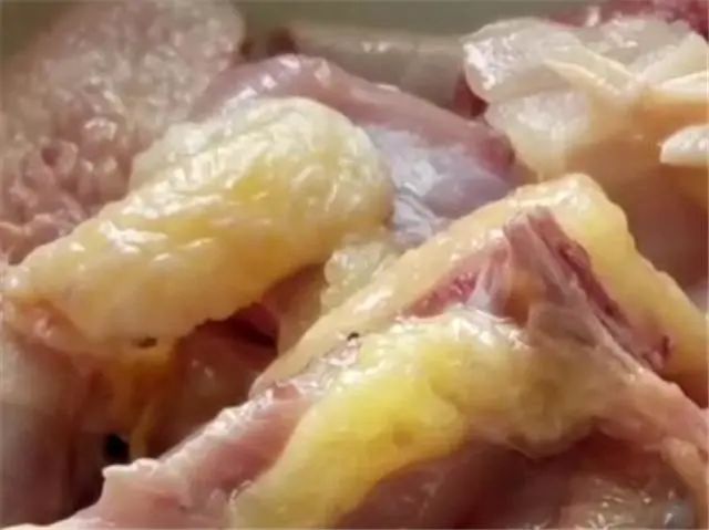 广东名菜<南乳蒸鸡>，不放油和盐，鲜滑惹味又下饭，清爽还不油腻！