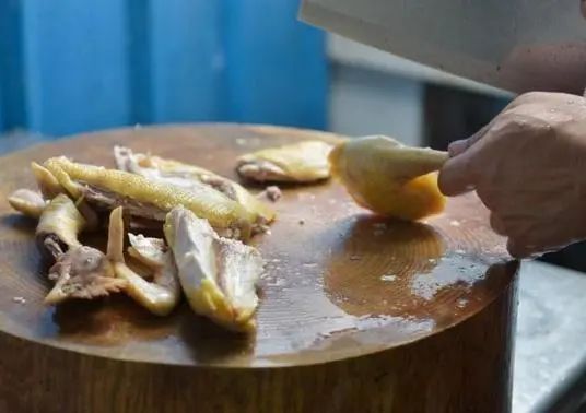 这才是白斩鸡的正确做法，煮鸡是关键，记住这3个技巧，鲜嫩爽滑！