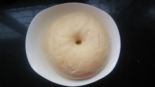 烙饼时，用冷水还是用热水和面？教你正确的烙饼方法，烙饼香软出层！