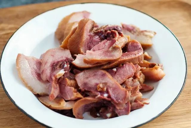 为什么说猪头肉是猪身上最好吃的部位？来看看这个做法就知道，解馋又不腻！
