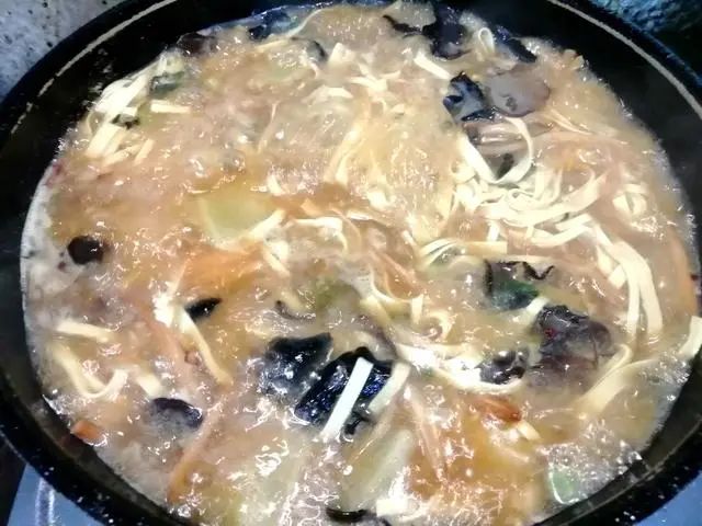 河南烩面的正宗家常做法，汤鲜味美，吃了让你连汤都不剩，独家做法方式吃的真过瘾！