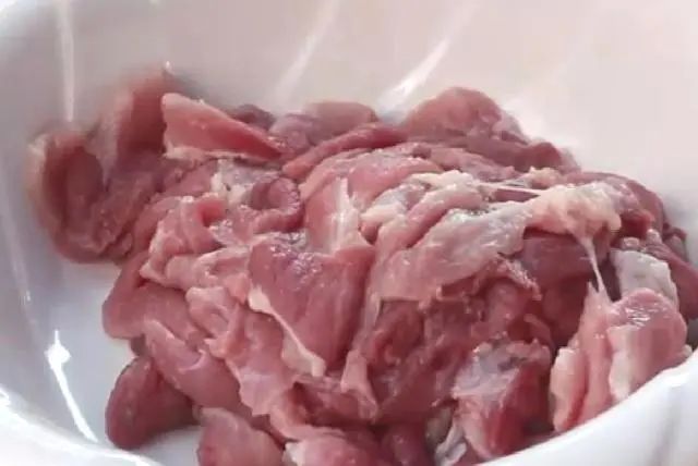 正宗四川麻辣滑肉的做法，麻辣鲜香、Q弹爽口，比水煮肉片好吃多了！