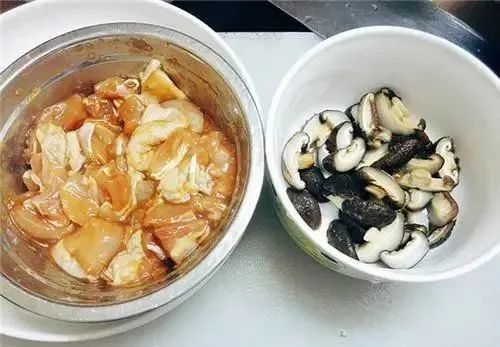 广东茶楼经典小吃<糯米鸡>，香嫩多汁，一口气能吃2个！