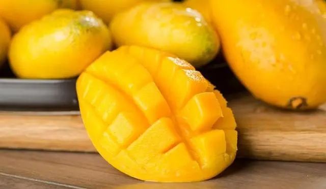 什么样的芒果才好吃？买芒果时远这样的肉多核小甜度高，牢记这5点，保证买的芒果好吃！