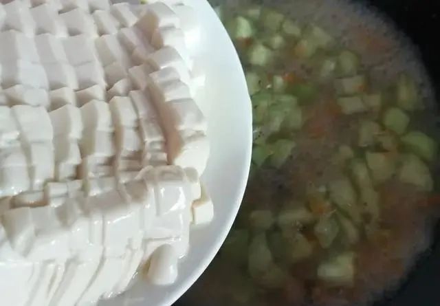 一碗滑溜的丝瓜豆腐羹，就知道南方人和北方人在饮食习惯上的差异！