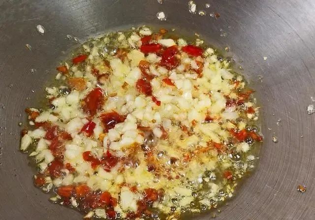 这是烤茄子最好吃又最简单的做法，配上秘制蒜蓉酱，一次三个才过瘾！