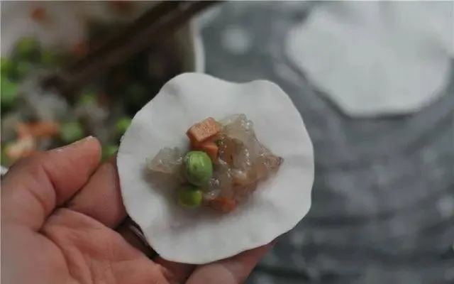 水晶虾饺怎么做才透亮又Q弹？掌握好配方比例和水温，个个晶莹剔透，口感鲜香爽滑！