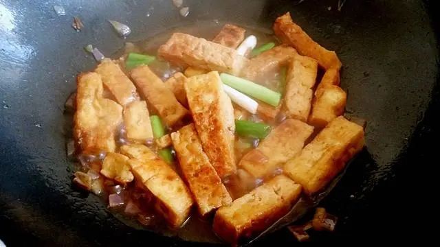 厨师长分享的葱烧豆腐做法，鲜香开胃，学会这2个小技巧，豆腐鲜香入味！