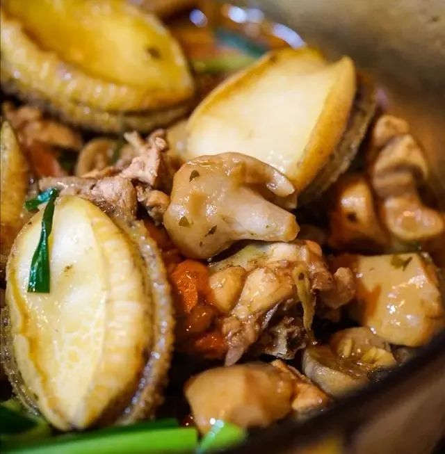 广东名菜鲍鱼焖鸡的正宗做法，配料简单味道香，香嫩爽口营养好！