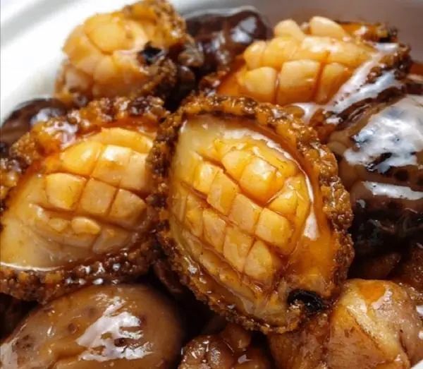 广东名菜鲍鱼焖鸡的正宗做法，配料简单味道香，香嫩爽口营养好！