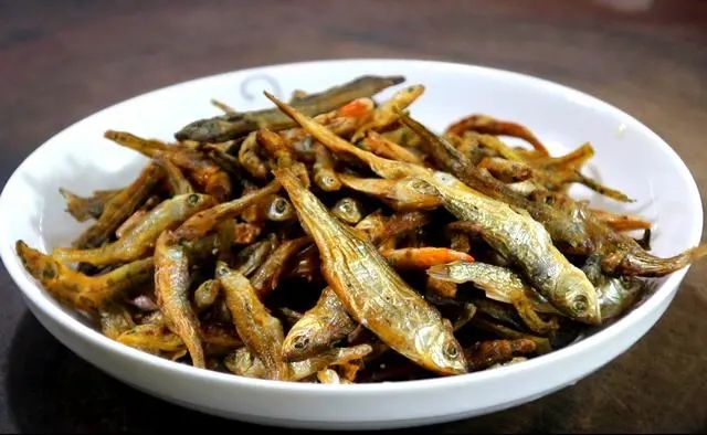 农村人最爱吃的“辣椒炒小鱼干”，下饭又下酒，香辣开胃，吃一次就会上瘾！