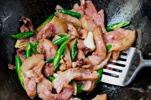 为什么说猪头肉是猪身上最好吃的部位？来看看这个做法就知道，解馋又不腻！