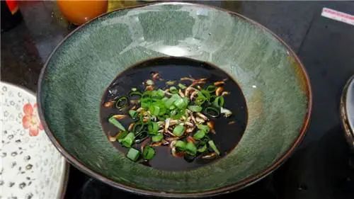 老上海的咸豆浆做法，清爽不腻，配料讲究做法简单，一碗喝下去很满足！