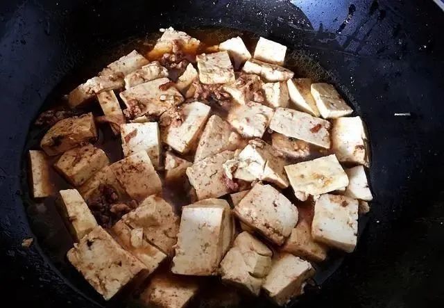 老豆腐最好吃的做法，下锅前先做这1步，豆腐越做越香！