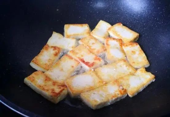 「红烧豆腐」最好吃的做法，外酥里嫩，比肉都香，做法简单又好吃！