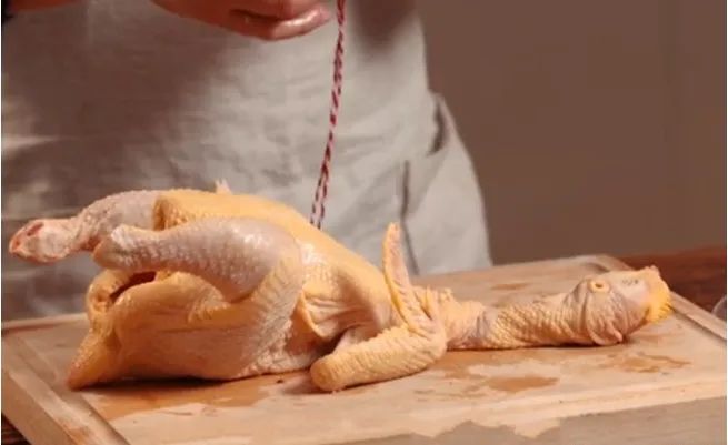 广东正宗沙姜白切鸡的做法，学会“三浸三出”，嫩滑鲜香还不腥，比白切鸡好吃多了！