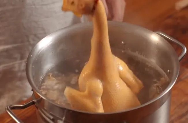 广东正宗沙姜白切鸡的做法，学会“三浸三出”，嫩滑鲜香还不腥，比白切鸡好吃多了！