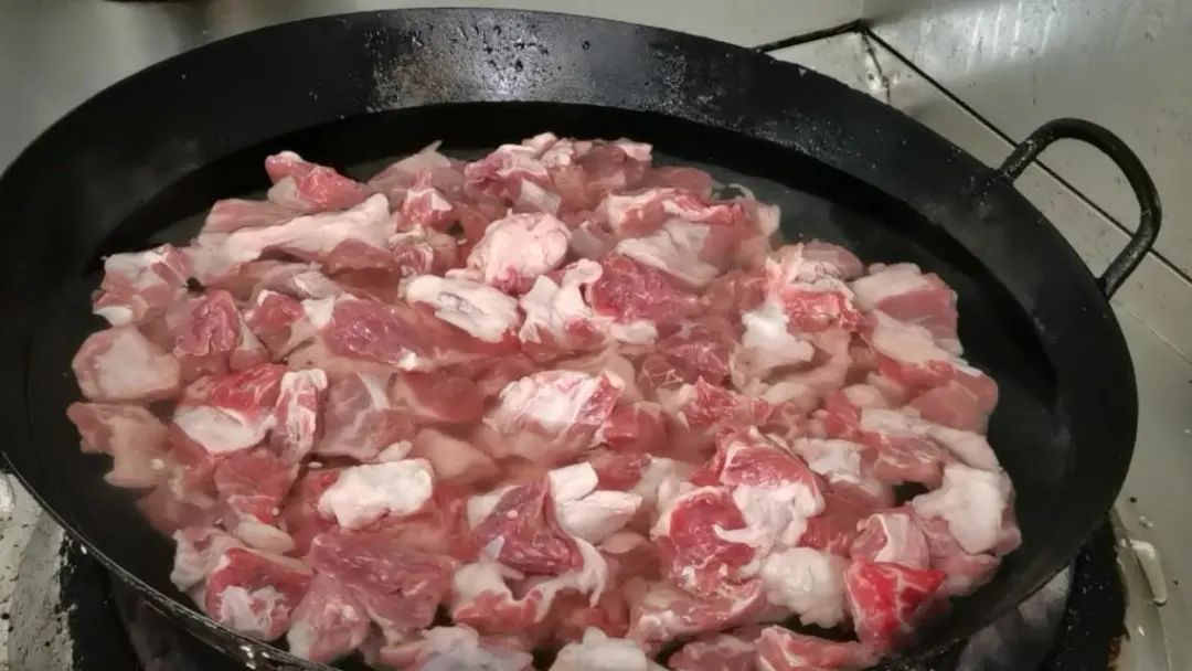 这才是家常版红烧牛肉面的正确做法，汤浓肉鲜，味道一点不输饭店，牛肉随便加！