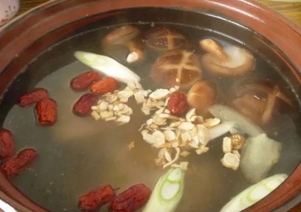秋天防秋燥要多喝汤，骨头汤的4种做法，汤汁浓白不油腻，肉质鲜美软烂，这个秋季不能少！