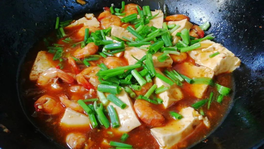 大虾红烧豆腐烧汤，汁鲜味美，嫩鲜滑爽，这可能是豆腐最好吃的做法！