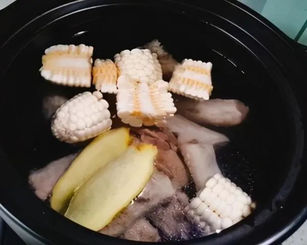 清甜好喝的玉米冬瓜排骨汤做法，记住这2点，做出来的排骨汤浓肉香，润肺防秋燥！