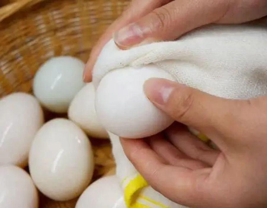腌咸鸭蛋最简单的方法，不用泥土，个个出油起沙，配方详细，做蛋黄酥和蛋黄月饼必备！