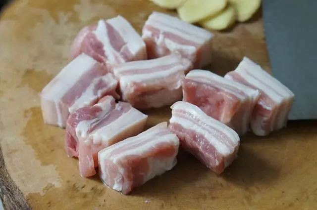 板栗红烧肉最好吃的做法，记住这4点，软糯香甜，肥而不腻，入口即化！