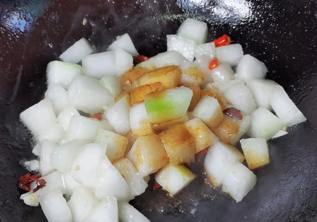 这才是红烧冬瓜的正确做法，下盐的时间一定要把握好，鲜香味美不油腻，比红烧肉好吃多了！