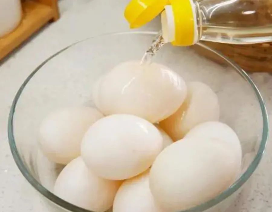 腌咸鸭蛋最简单的方法，不用泥土，个个出油起沙，配方详细，做蛋黄酥和蛋黄月饼必备！