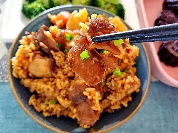 香菇鸡腿焖饭最简单的做法，只要一个电饭煲，有肉有菜有米饭，15分钟全搞定，营养丰富又美味，没做过饭的都能做好！