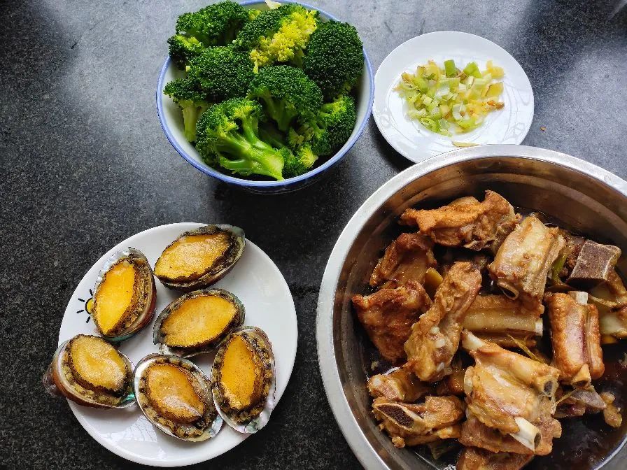 中秋家宴最具颜值的一道菜<红烧鲍鱼>，鲜香滑嫩，色泽金黄，一定要学会啊！