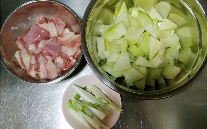 厨师长教地道清炖萝卜羊肉汤的做法，方法简单营养又美味，汤白肉烂没膻味！