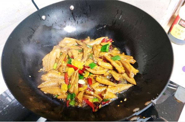 香辣鸡翅的家常做法，出锅香辣味十足，满口醇香，引爆你的味蕾！