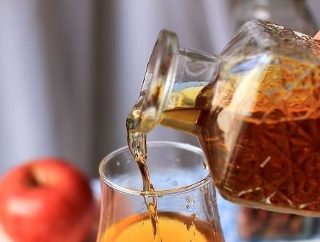 在家自己做苹果醋，做法简单，解酒又解腻，6块钱做一瓶，能喝2个月！