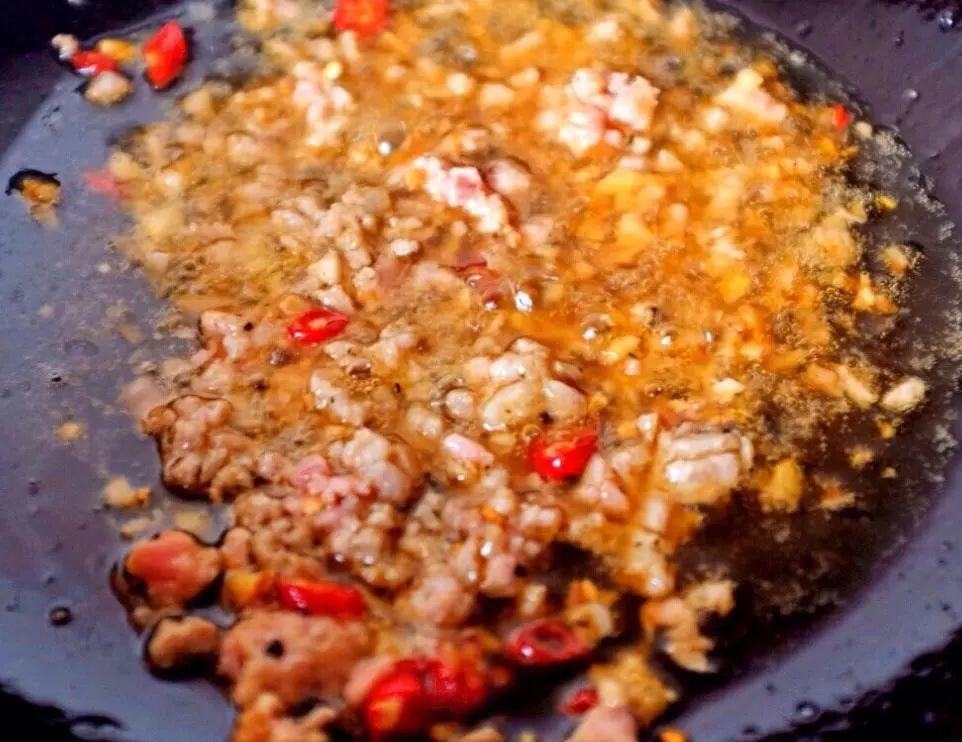 广东名菜咸鱼茄子煲，粤菜大厨教你正宗的做法，软烂咸香，太下饭了！