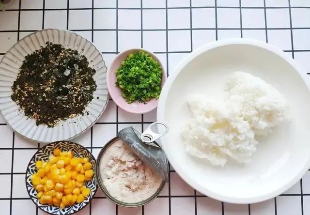 最简单的糯米饭团做法，清香软糯，比寿司和烧麦好吃多了！
