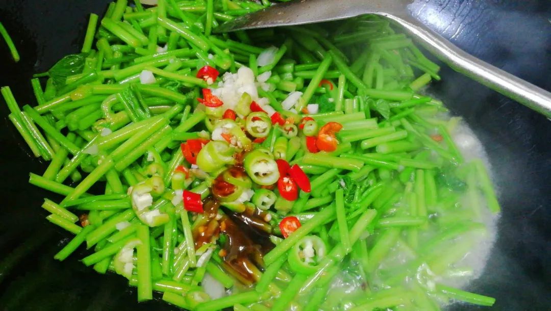 农村长寿菜<炒红薯杆>最鲜嫩的做法，炒的时候用这种油，色泽翠绿，鲜嫩又爽口！