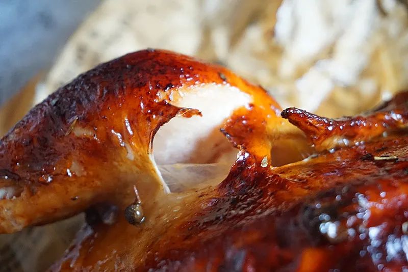 这是蜜汁脆皮烤鸡最好吃的做法，皮酥肉嫩，汁多味美，好吃的连骨头都啃掉！