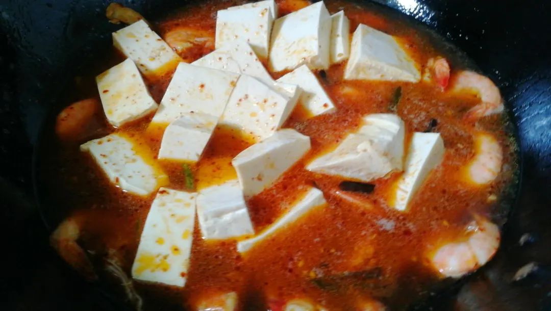 大虾红烧豆腐烧汤，汁鲜味美，嫩鲜滑爽，这可能是豆腐最好吃的做法！