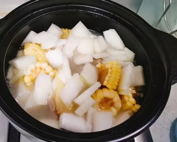 清甜好喝的玉米冬瓜排骨汤做法，记住这2点，做出来的排骨汤浓肉香，润肺防秋燥！