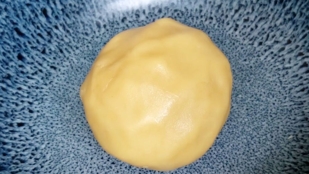 中秋快到了，教你广式蛋黄月饼的正宗做法，比例配方告诉你，香甜绵软，保证好吃！