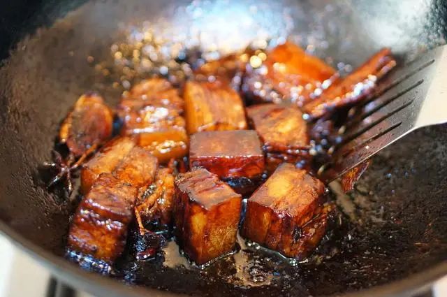 板栗红烧肉最好吃的做法，记住这4点，软糯香甜，肥而不腻，入口即化！