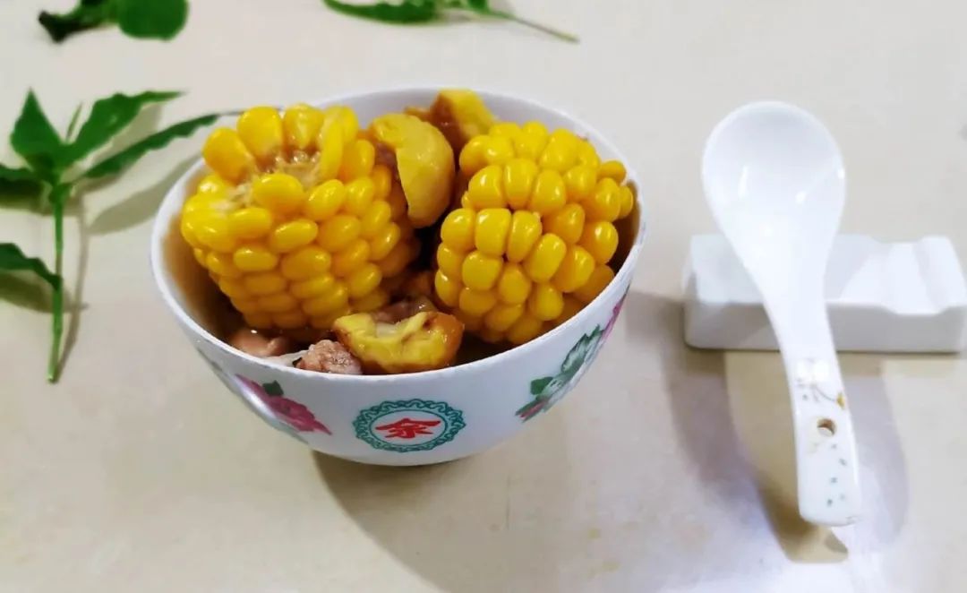 广东人的最爱老火靓汤，玉米板栗骨头汤，汤鲜味美，又滋补，一点都不油腻！