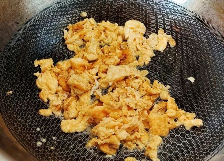 韭黄炒蛋最好吃的做法，鸡蛋嫩滑不腥，韭黄鲜香，看似普通却好吃！