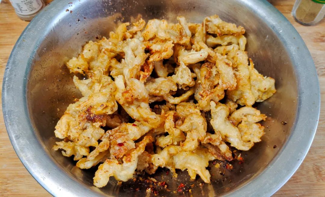 炸蘑菇，要先焯水吗？大厨教正确做法，还有面糊比例，又香又酥不油腻，比炸酥肉还好吃！