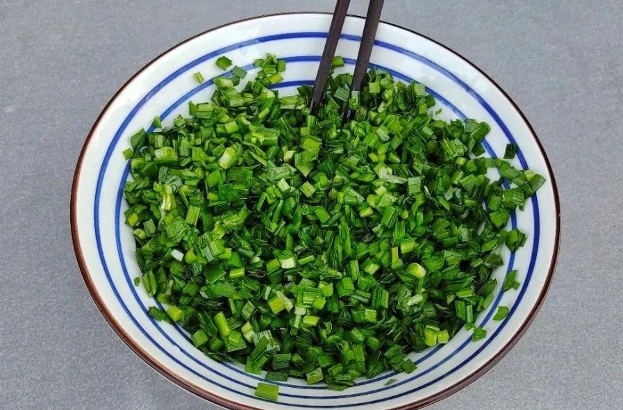 韭菜新吃法，比韭菜盒子更好吃，加碗面粉卷一卷，出锅又香又脆！