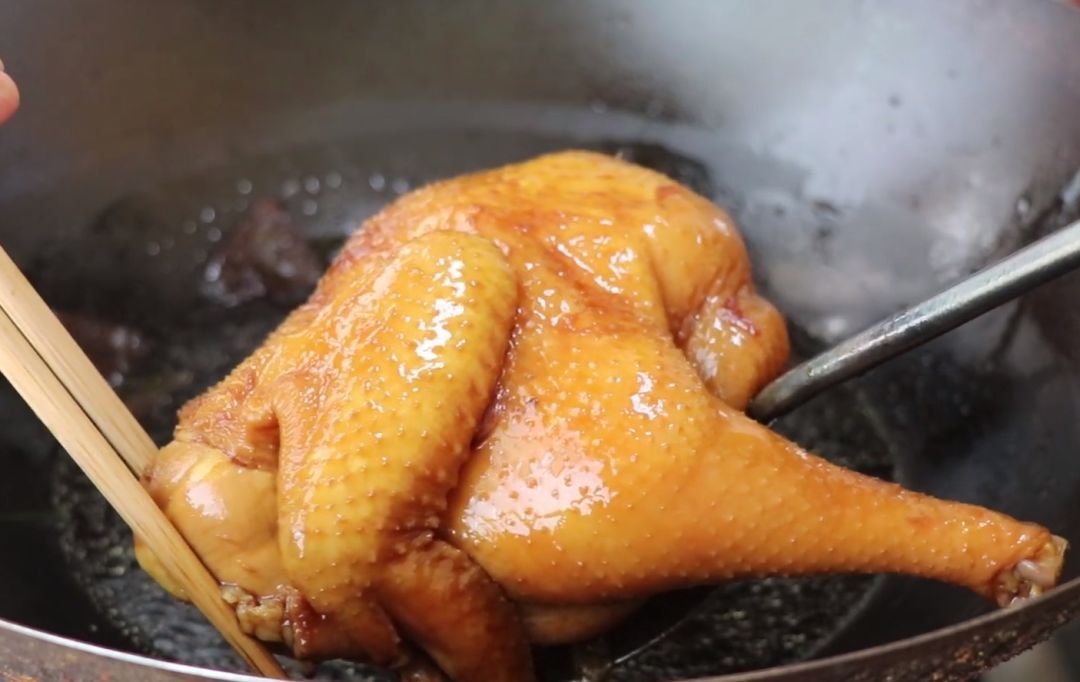 正宗广东豉油鸡好吃有诀窍，做法和配方都告诉你，记住这关键1步，皮爽肉滑，鲜嫩多汁，比饭店的好吃！
